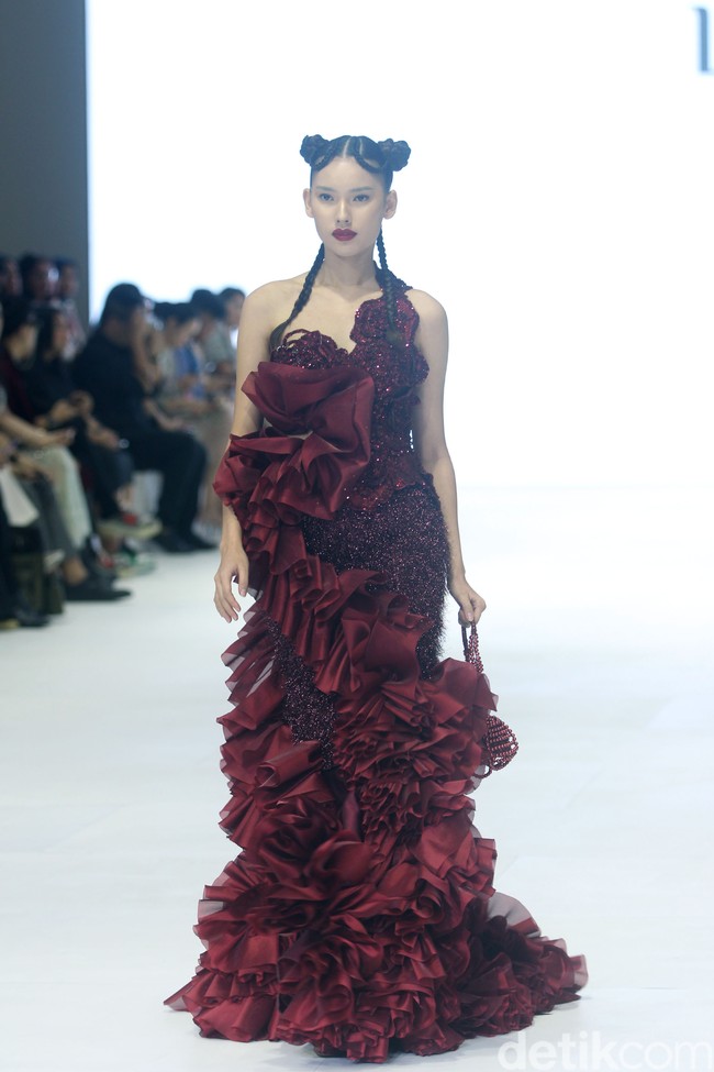 Fashion show koleksi Lisa Ju yang glamour dan dramatis di JFW 2024, Pondok Indah Mall Jakarta. Lisa mengusung mengambil elemen dari kelopak bunga mawar yang banyak dipadukan dengan potongan ball gown dan aksen kristal. Foto: Mohammad Abduh/detikcom.