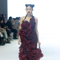 Fashion show koleksi Lisa Ju yang glamour dan dramatis di JFW 2024, Pondok Indah Mall Jakarta. Lisa mengusung mengambil elemen dari kelopak bunga mawar yang banyak dipadukan dengan potongan ball gown dan aksen kristal. Foto: Mohammad Abduh/detikcom.