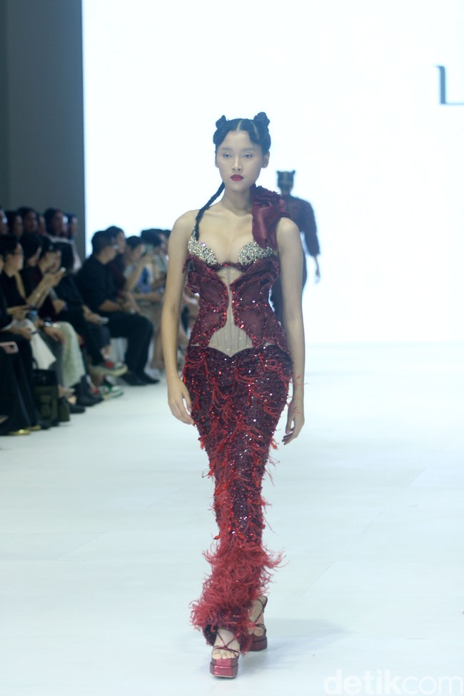 Fashion show koleksi Lisa Ju yang glamour dan dramatis di JFW 2024, Pondok Indah Mall Jakarta. Lisa mengusung mengambil elemen dari kelopak bunga mawar yang banyak dipadukan dengan potongan ball gown dan aksen kristal. Foto: Mohammad Abduh/detikcom.