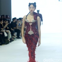 Fashion show koleksi Lisa Ju yang glamour dan dramatis di JFW 2024, Pondok Indah Mall Jakarta. Lisa mengusung mengambil elemen dari kelopak bunga mawar yang banyak dipadukan dengan potongan ball gown dan aksen kristal. Foto: Mohammad Abduh/detikcom.