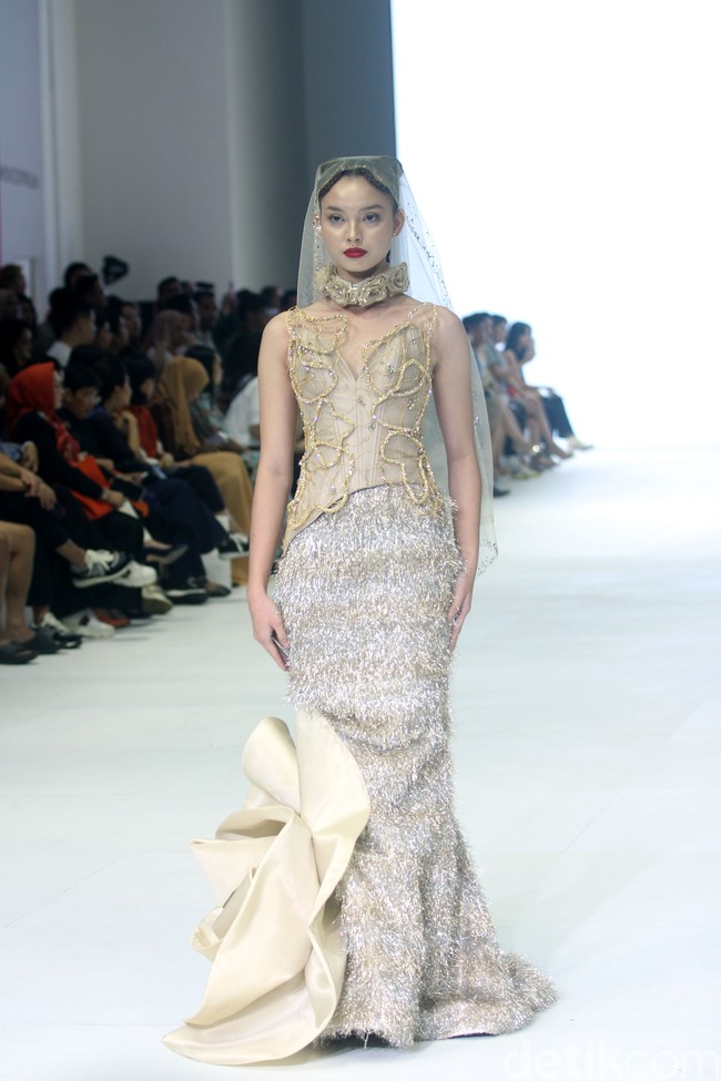 Fashion show koleksi Lisa Ju yang glamour dan dramatis di JFW 2024, Pondok Indah Mall Jakarta. Lisa mengusung mengambil elemen dari kelopak bunga mawar yang banyak dipadukan dengan potongan ball gown dan aksen kristal. Foto: Mohammad Abduh/detikcom.