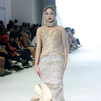 Fashion show koleksi Lisa Ju yang glamour dan dramatis di JFW 2024, Pondok Indah Mall Jakarta. Lisa mengusung mengambil elemen dari kelopak bunga mawar yang banyak dipadukan dengan potongan ball gown dan aksen kristal. Foto: Mohammad Abduh/detikcom.