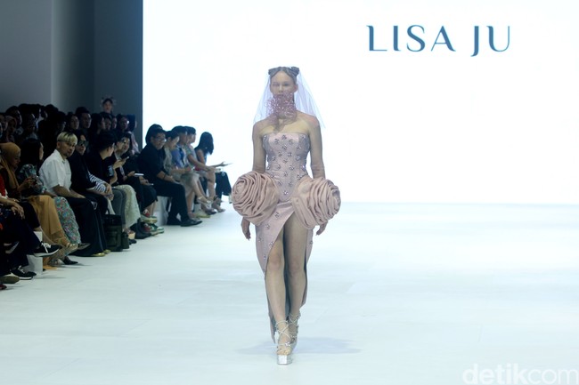 Fashion show koleksi Lisa Ju yang glamour dan dramatis di JFW 2024, Pondok Indah Mall Jakarta. Lisa mengusung mengambil elemen dari kelopak bunga mawar yang banyak dipadukan dengan potongan ball gown dan aksen kristal. Foto: Mohammad Abduh/detikcom.