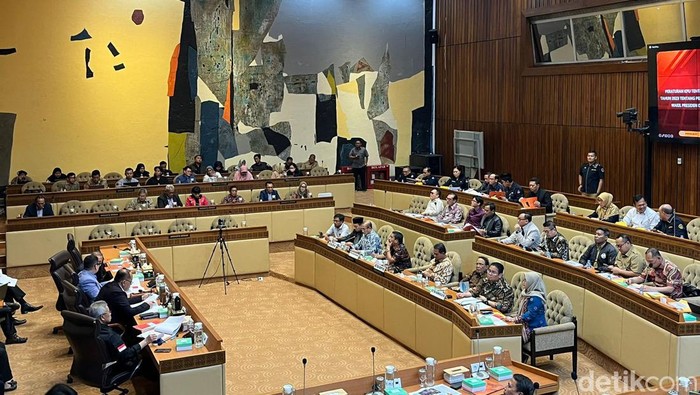 KPU RI rapat dengan Komisi II DPR RI.