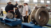 Direktur Utama Katup Industri Indonesia, Saut Martahan Panjaitan meninjau pabrik valve atau katup untuk industri migas dan pertambangan di Cikarang, Jawa Barat, Selasa (31/10/2023). Pembukaan pabrik ini juga dalam rangka mendukung program pemerintah untuk meningkatkan industri nasional, khususnya dalam hal kebijakan peningkatan TKDN.
