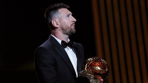 Soccer Football - 2023 Ballon dOr - Chatelet Theatre, Paris, France - October 30, 2023 Inter Miamis Lionel Messi with the mens Ballon dOr REUTERS/Stephanie Lecocq