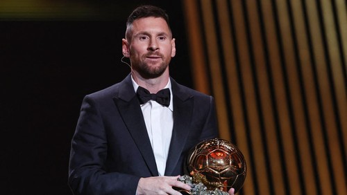 Soccer Football - 2023 Ballon dOr - Chatelet Theatre, Paris, France - October 30, 2023 Inter Miamis Lionel Messi with the mens Ballon dOr REUTERS/Stephanie Lecocq