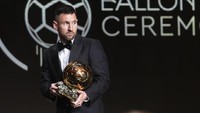  Lionel Messi kembali memenangkan Ballon d’Or 2023. Ini merupakan penghargaan ke-8 yang diraihnya. Ballon d’Or merupakan penghargaan bergengsi di dunia sepak bola. Foto: AP/Michel Euler