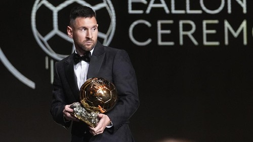 Inter Miamis and Argentinas national team player Lionel Messi receives the 2023 Ballon dOr trophy during the 67th Ballon dOr (Golden Ball) award ceremony at Theatre du Chatelet in Paris, France, Monday, Oct. 30, 2023. (AP Photo/Michel Euler)