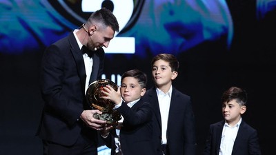 Foto: Mateo Sudah Tak Sabar Punya Ballon dOr seperti Papa Messi ya?