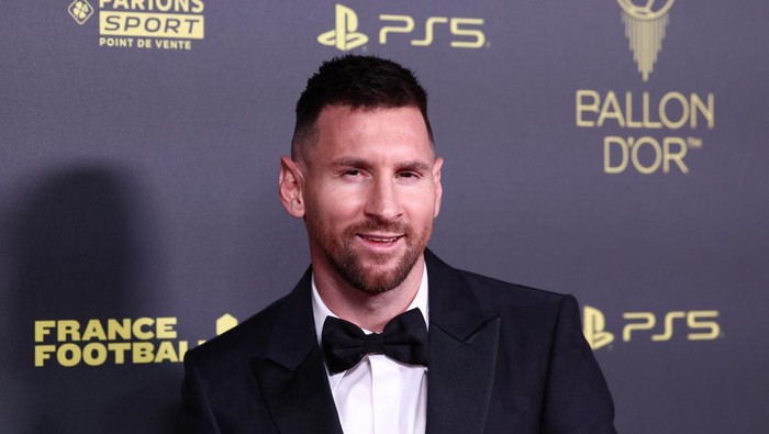 Soccer Football - 2023 Ballon dOr - Chatelet Theatre, Paris, France - October 30, 2023 Inter Miamis Lionel Messi poses before the awards REUTERS/Stephanie Lecocq