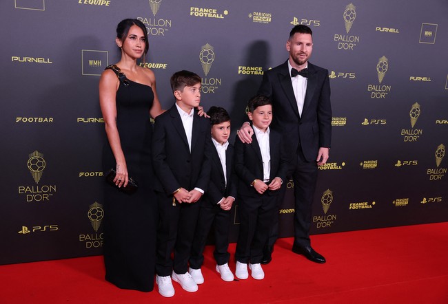 Penghargaan tertinggi Ballon d’Or 2023 jatuh ke tangan Lionel Messi. Ini menjadi kali kedelapan ia meraih pengakuan bergengsi tersebut. Didampingi istri dan ketiga anaknya, ia tampil stylish dengan tuksedo bergaya klasik. (Foto: REUTERS/STEPHANIE LECOCQ)