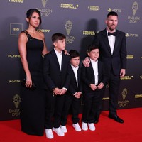 Penghargaan tertinggi Ballon d’Or 2023 jatuh ke tangan Lionel Messi. Ini menjadi kali kedelapan ia meraih pengakuan bergengsi tersebut. Didampingi istri dan ketiga anaknya, ia tampil stylish dengan tuksedo bergaya klasik. (Foto: REUTERS/STEPHANIE LECOCQ)