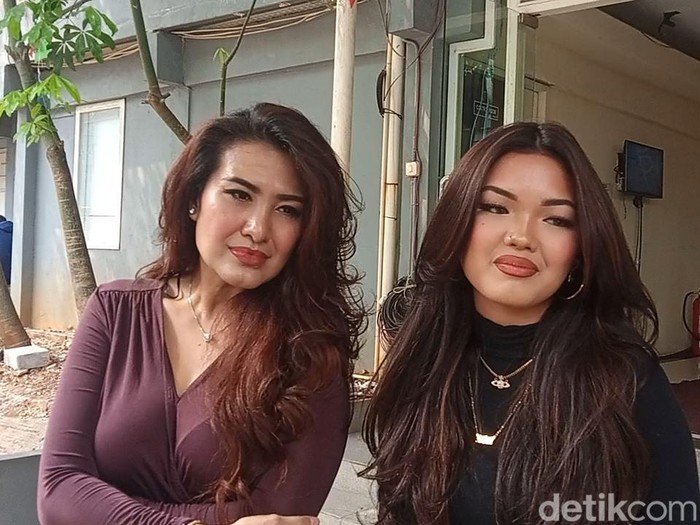 Liza Natalia dan Queennara.