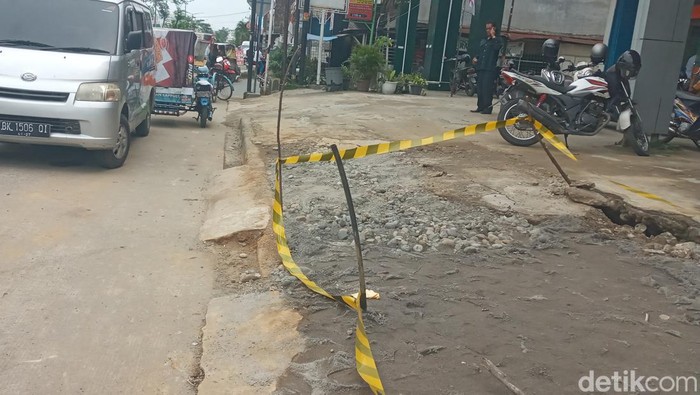 Lokasi pipa PDAM bocor di SM Raja. (Foto: Angelina Giyanti Purba).