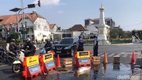 Petugas tampak berjaga dan mengatur arus lalu lintas. Warga mengungkapkan dua orang pemotor sempat terjatuh akibat terpeleset minyak tersebut. Foto: Adji G Rinepta/detikJogja 