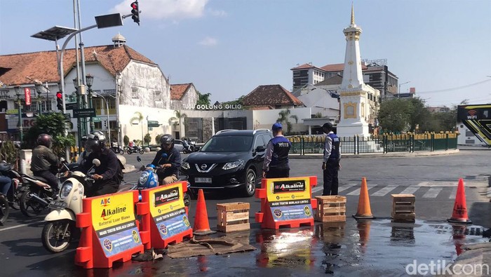 Luapan minyak di gorong-gorong Tugu Jogja, Selasa (31/10/2023). Luapan minyak di gorong-gorong Tugu Jogja, Selasa (31/10/2023).