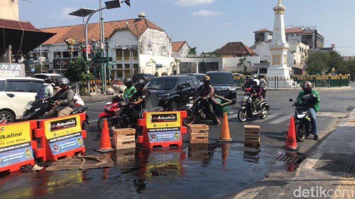 Luapan minyak di gorong-gorong Tugu Jogja, Selasa (31/10/2023).