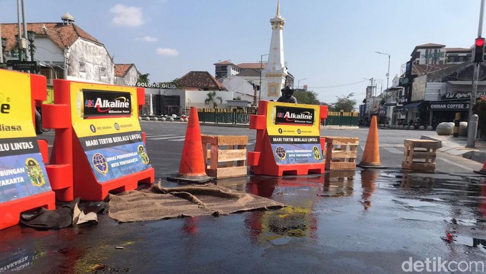 Luapan minyak di gorong-gorong Tugu Jogja, Selasa (31/10/2023).