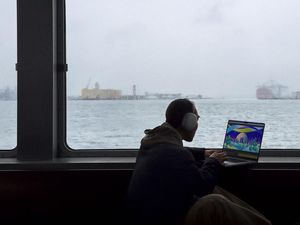 MacBook Pro M3 Diklaim Lebih Ngebut dari Chip Intel, Harganya?