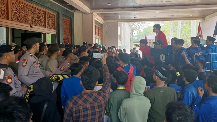 Mahasiswa demo di kantor Pemkab Bangkalan