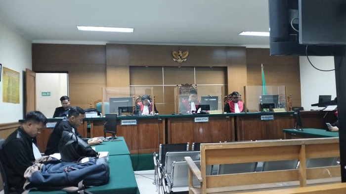 Majelis Hakim memvonis terdakwa Victory Jerzon Tilalemba Mandajo 7 tahun penjara di kasus korupsi pembangunan Jalan Lingkar Selatan (JLS) Cilegon. (Bahtiar R/detikcom)