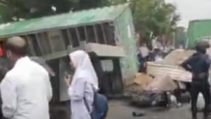 Tiga mobil terlibat kecelakaan di Jalan Galangan Kapal Makassar, Sulawesi Selatan (Sulsel).