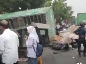 Detik-detik Kontainer di Makassar Terbalik-Timpa 2 Pemotor gegara Rem Blong