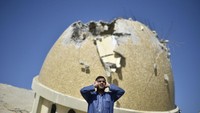 Menurut media lokal Quds News Network, gambar tersebut diambil pada Jumat, 20 Oktober 2023 lalu. Seorang muazin Palestina di Gaza mengumandangkan azan dari atas puing-puing masjid yang rata dengan tanah akibat serangan udara Israel, demikian keterangannya, dikutip Selasa (31/10/2023). (Foto: Anadolu Agency via Getty Images)