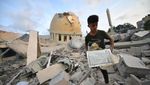 Potret Muazin Gaza Kumandangkan Azan di Reruntuhan Masjid