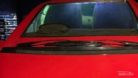 Mobil akuarium yang berisi ikan kecil.