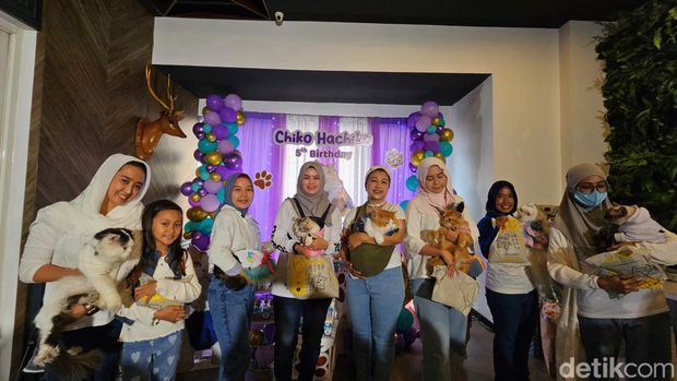 Meriahnya pesta ulang tahun Chiko kucing di Kediri
