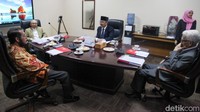 Ketua MKMK Jimly Asshiddiqie beserta anggota Wahiduddin Adams dan Bintan R. Saragih hadir dalam pemeriksaaan Anwar Usman.