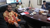 Anwar Usman hadir sekitar pukul 16.15 WIB. Sidang berlangsung tertutup.