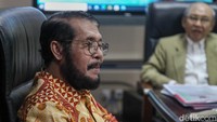 Sebagaimana diketahui, sejumlah elemen masyarakat melaporkan Anwar Usman dkk ke MKMK terkait putusan yang membuka keran kepala daerah bisa nyapres/nyawapres meski belum berusia 40 tahun.