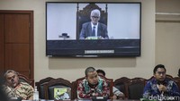 Sidang untuk pelapor ini diikuti oleh 16 akademisi hukum yang tergabung dalam Constitutional and Administrative Law Society (CALS) dan Denny Indrayana melalui aplikasi Zoom serta LBH Yusuf selaku pelapor. 