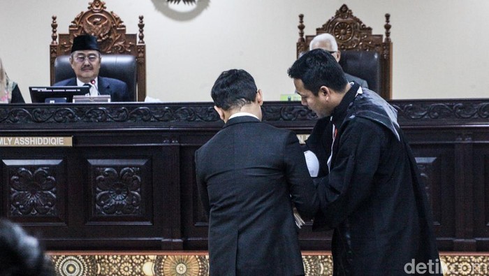 MKMK Sidangkan Dugaan Pelanggaran Etik Ketua MK Anwar Usman Majelis Kehormatan Mahkamah Konstitusi (MKMK) menggelar sidang dugaan pelanggaran kode etik Ketua MK Anwar Usman. Anwar dilaporkan 16 akademisi hukum.