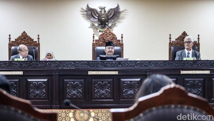 Majelis Kehormatan Mahkamah Konstitusi (MKMK) menggelar sidang dugaan pelanggaran kode etik Ketua MK Anwar Usman. Anwar dilaporkan 16 akademisi hukum.