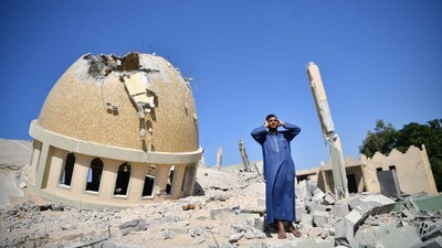 Potret Muazin Gaza Kumandangkan Azan di Reruntuhan Masjid