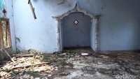 Di beberapa titik terlihat lantai-lantai bangunan sudah hancur menjadi puing. Begitu pula dengan atap Musala yang sebagian sudah hancur. Kondisi ini menunjukkan bagaimana bangunan tersebut sudah lama ditinggalkan. 