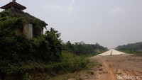 Di sisi kanan Musala terdapat jalur proyek tol yang sudah rata dengan tanah, namun belum dibeton. Jalur ini 3-5 meter lebih rendah dari Musala. 