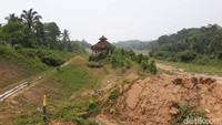 Sebuah Musala berdiri di tengah proyek tol Serang-Panimbang seksi II di Desa Pasirgintung, Kec. Cikulur, Kab. Lebak, Banten. Rumah ibadah ini belum dibongkar karena terkendala pembebasan lahan. 