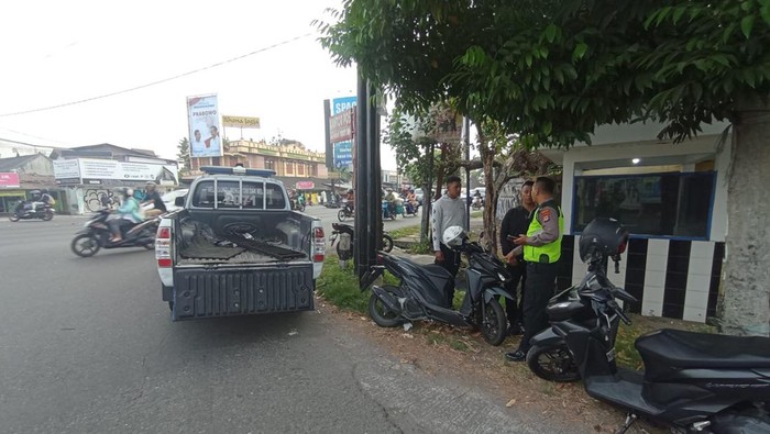 Polisi saat melakukan olah TKP kecelakaan di simpang empat Wojo, Sewon, Bantul, Selasa (31/10/2023).