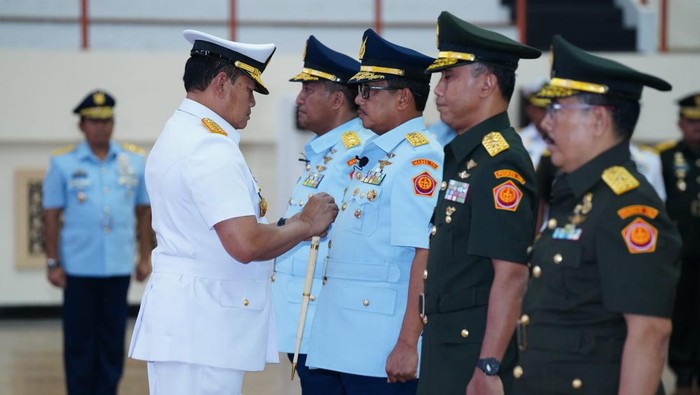 Panglima TNI Laksamana Yudo Margono memimpin upacara Sertijab Pangkogabwilhan I, Askomlek Panglima TNI, dan Kapuskes TNI. (dok Puspen TNI)