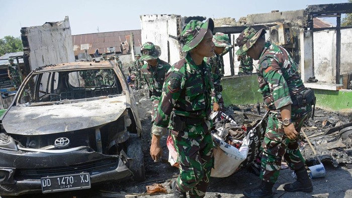Sejumlah prajurit TNI membantu warga membersihkan puing-puing sisa kebakaran di Asrama TNI Jalan Baji Gau, Makassar, Sulawesi Selatan, Senin (30/10/2023).  Akibat kebakaran tersebut dua warga meninggal dunia dan puluhan rumah hangus terbakar. ANTARA FOTO/Hasrul Said/YU/aww.