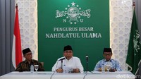 Ketua Umum PBNU, KH Yahya Cholil Staquf (tengah) memberikan keterangan pers di kantor PBNU, Jakarta (31/10/2023). 