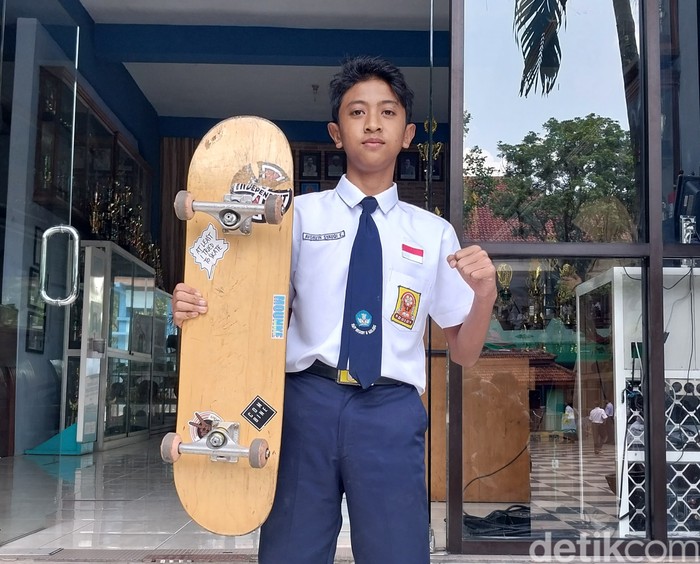 Pelajar SMP Kota Malang yang viral unjuk gigi main skateboard di sekolah.