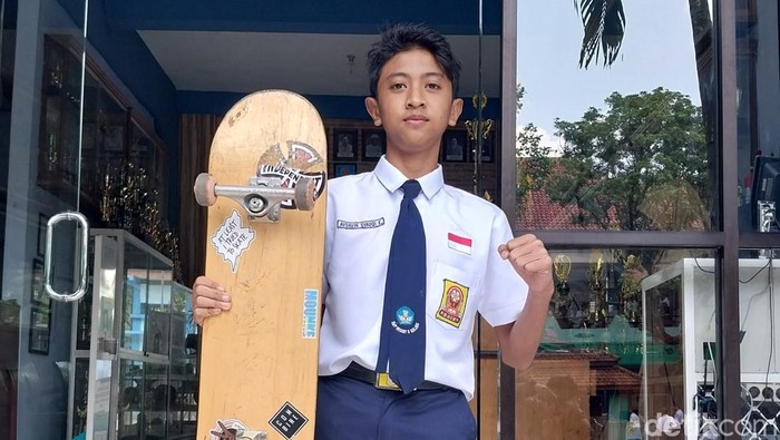 Pelajar SMP Kota Malang yang viral unjuk gigi main skateboard di sekolah.