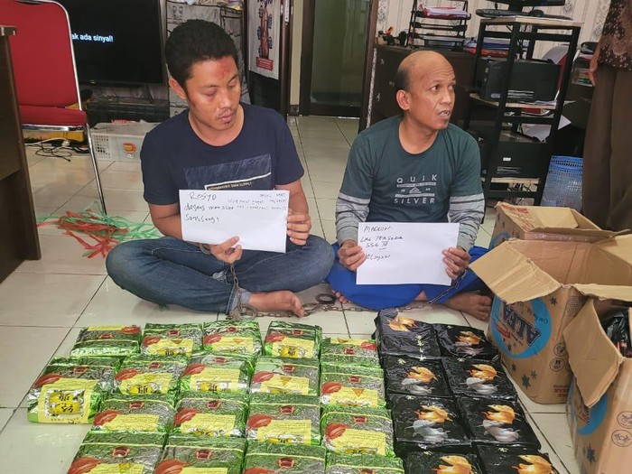 Pelaku pembawa sabu ditangkap saat parkir di depan musala di Palembang.