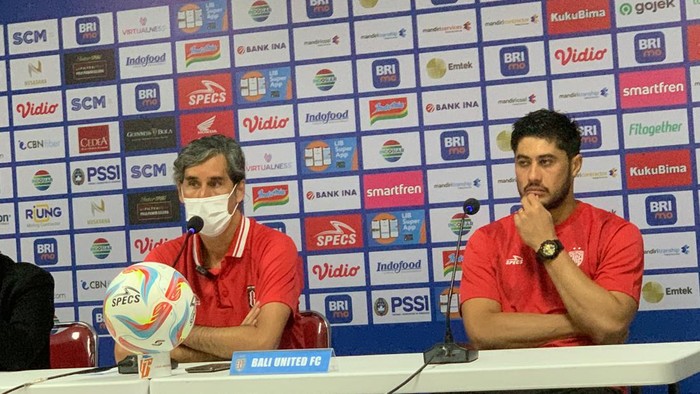 Pelatih Bali United Stefano Cugurra didampingi Kiper Bali United Adilson Maringa, di Gianyar, Senin malam (30/10/2023).